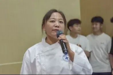 穿白色衣服的人在刷牙

AI 生成的内容可能不正确。