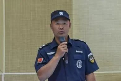 戴帽子的男人在刷牙

AI 生成的内容可能不正确。
