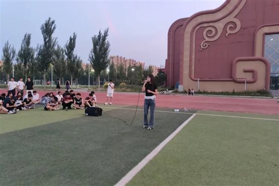 一群人站在草地上

AI 生成的内容可能不正确。