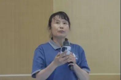 穿着蓝色衣服的人

AI 生成的内容可能不正确。